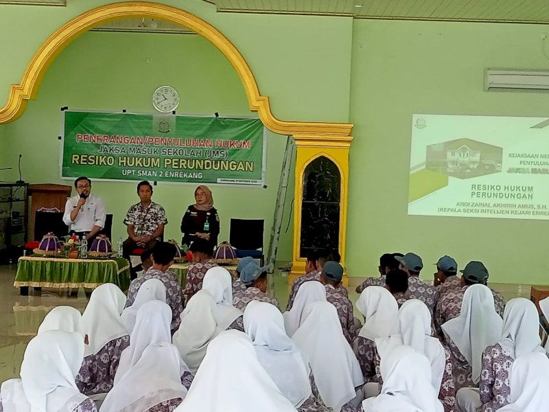 Kejaksaan Negeri Enrekang menggelar penyuluhan hukum lewat Program Jaksa Masuk Sekolah (JMS)&nbsp;di Aula UPT SMAN 2 Enrekang. 