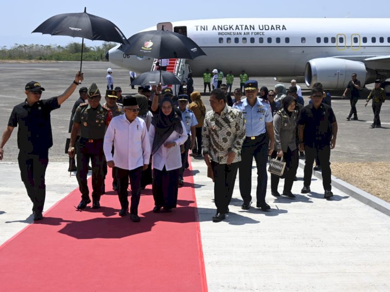 Pj Gubernur Sulsel Bahtiar Baharuddin menemani Wakil Presiden (Wapres) Ma'ruf Amin. 