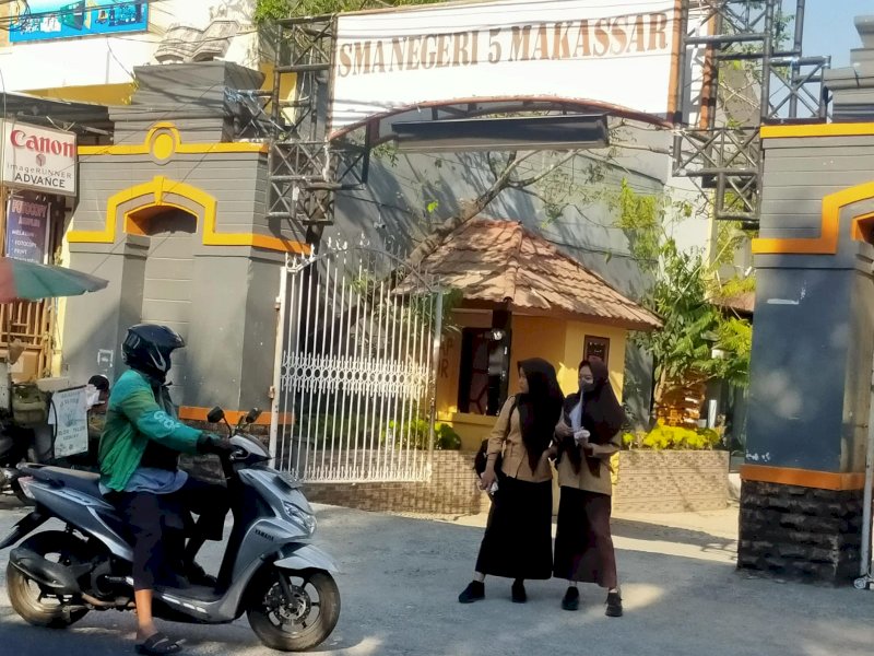 SMAN 5 Makassar. 