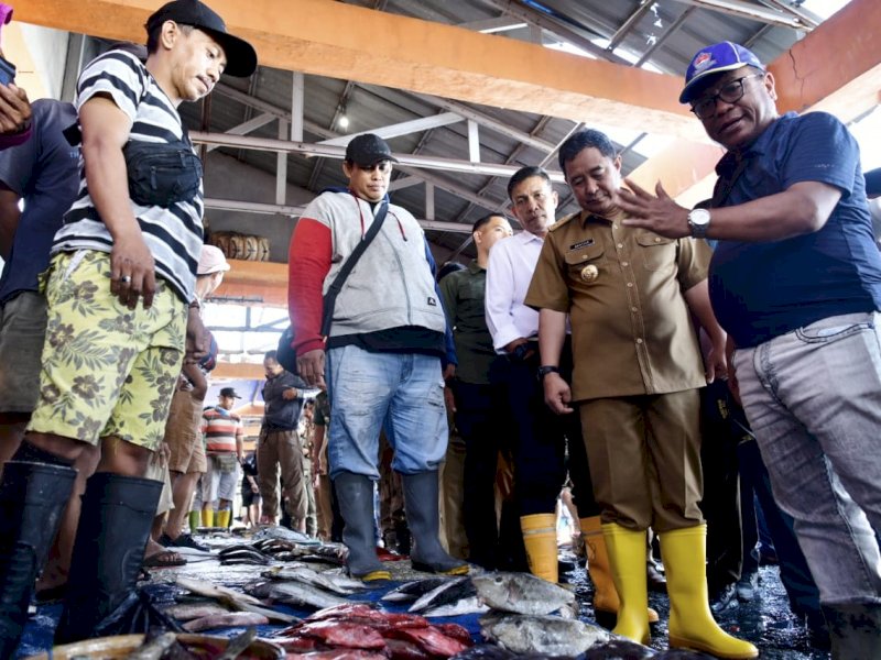 Penjabat Gubernur Sulsel Bahtiar Baharuddin meninjau Tempat Pelelangan Ikan Daerah (TPID) Poetere, Makassar. 