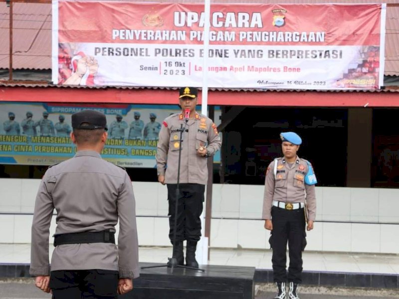 Kapolres Bone AKBP Arief Doddy Suryawan memimpin upacara pemberian penghargaan kepada personel di Mapolres Bone, Senin (16/10/2023).