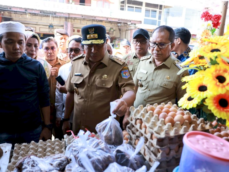 Pj Gubernur Bahtiar bersama Wali Kota Danny Pomanto meninjau harga sembako di Pasar Daya, Jl Kapasa Raya, Selasa, 17 Oktober 2023.