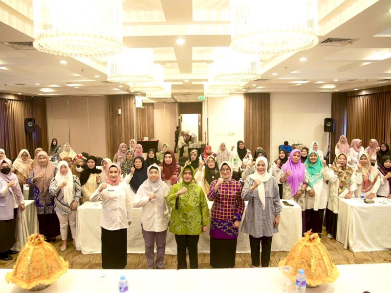 Bunda Paud Kota Makassar Indira Yusuf Ismail memberikan arahan kepada guru-guru Pendidikan Anak Usia Dini (PAUD) di Kota Makassar.