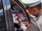 Cegah Lakalantas, Polres Tator Edukasi Pengendara Lewat Stiker
