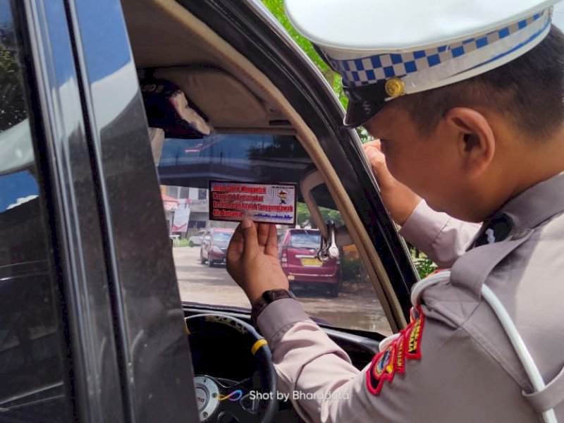 Satuan Lalu Lintas Polres Tana Toraja melakukan sosialisasi taat berlalu lintas kepada pengendara di poros Makale-Ranrepao, Kamis (19/10/2023).