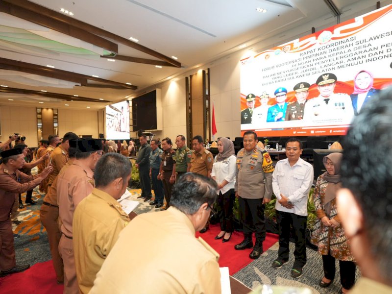 Penjabat Gubernur Sulsel, Bahtiar Baharuddin memimpin Rapat Koordinasi Forkopimda Sulsel dengan para kepala desa. 