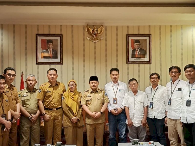 Penjabat Bupati Bantaeng, Andi Abubakar menerima kunjungan Manager PLN ULP Bantaeng Bustamin di Kantor Bupati Bantaeng, Senin (23/10).