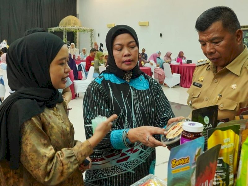 Bupati Andi Muchtar Ali Yusuf bersama Ketua Dekranasda Bulukumba, Andi Herfida Muchtar di Ballroom Hotel Agri Bulukumba.