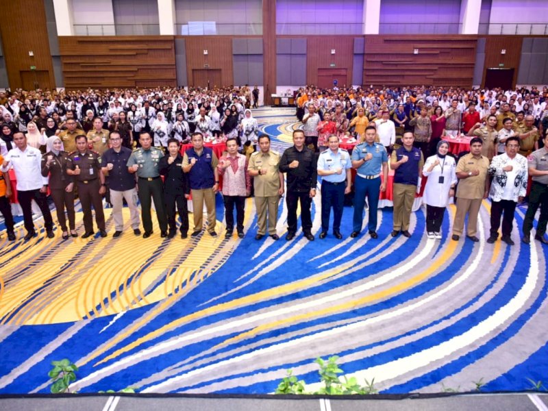 Penjabat Gubernur Provinsi Sulsel Bahtiar Baharuddin, memimpin deklarasi netralitas penyelenggara urusan pemerintahan di Provinsi Sulsel, di Hotel Four Points, Kota Makassar, Selasa, 24 Oktober 2023.