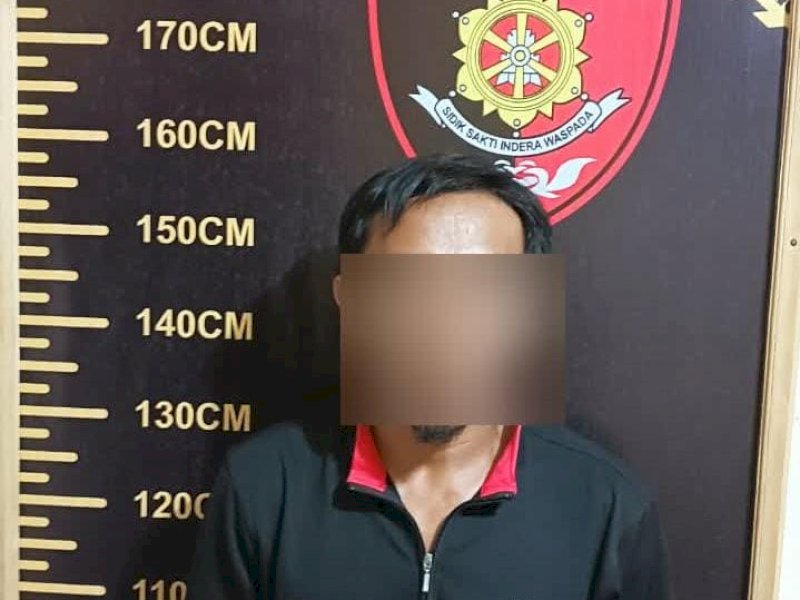 Tersangka saat diamankan di Polres Tator.