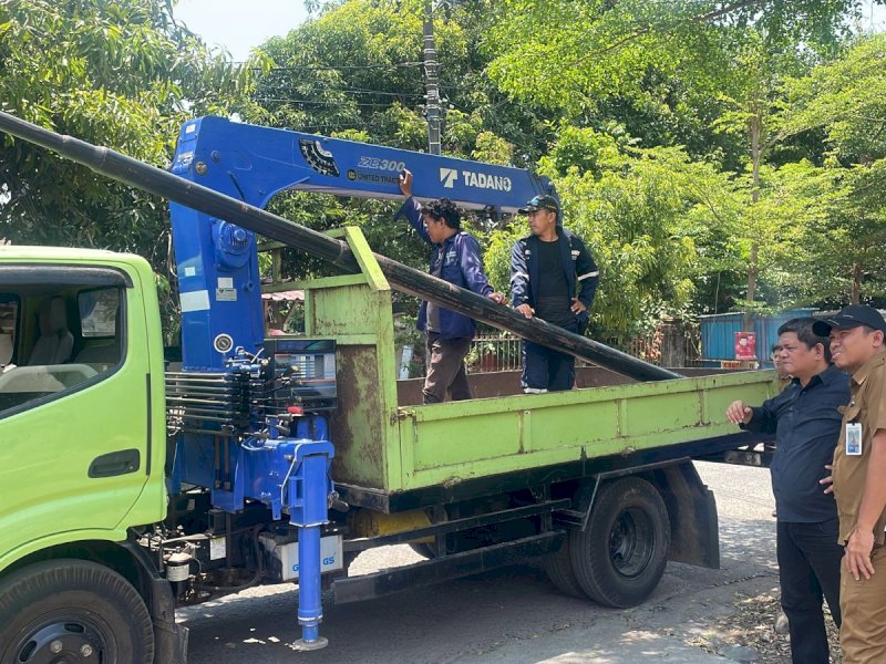 Dinas PU dan DPRD Makassar melakukan penertiban tiang fiber optik yang tidak berizin.
