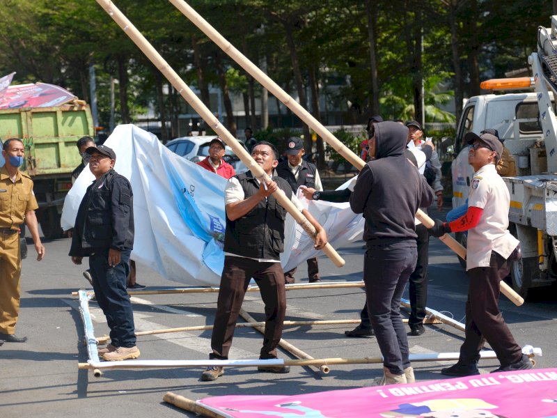 Penertiban reklame liar di sejumlah jalan protokol di Kota Makassar.
