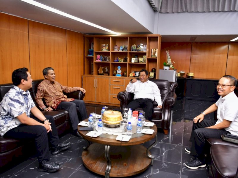 Penjabat Gubernur Sulsel Bahtiar Baharuddin melakukan kunjungan ke PT Kawasan Industri Makassar (KIMA).