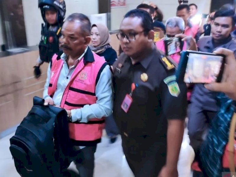 Tersangka kasus mafia tanah Bendungan Passelorang Wajo diiringi menuju Rutan Makassar.