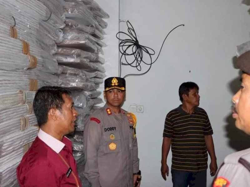 Kapolres Bone AKBP Arief Doddy Suryawan melakukan pengecekan gudang logistik Pemilu. 