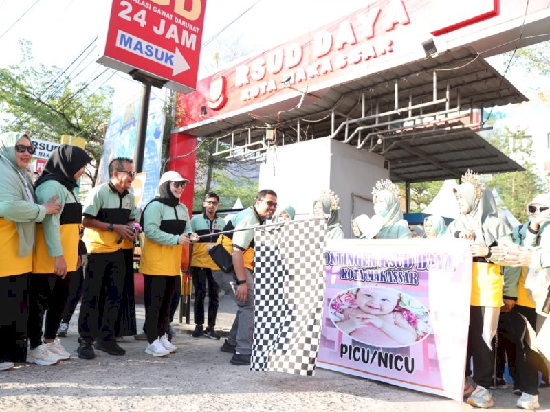 Wakil Wali Kota Makassar, Fatmawati Rusdi melepas peserta jalan santai RSUD Daya Kota Makassar, Sabtu (28/10/2023).