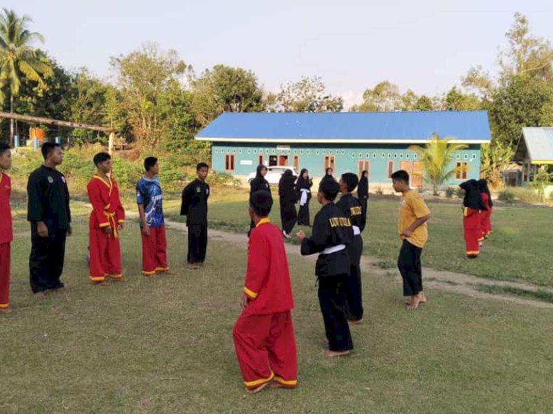 Atlet SMK Muhammadiyah Balebo berlatih jelang kejuaraan silat se Lutra.