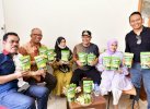 Bahtiar Bantu Promosi Kripik Pisang Banana Cin: Beli Produk Lokal