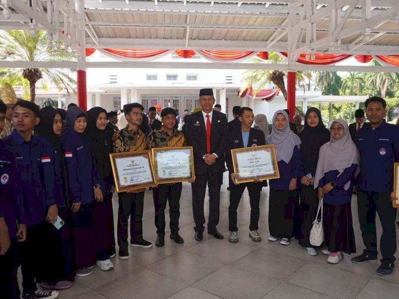 Ryan Adam, menerima penghargaan dari Gubernur Sulsel Bachtiar Baharuddin.
