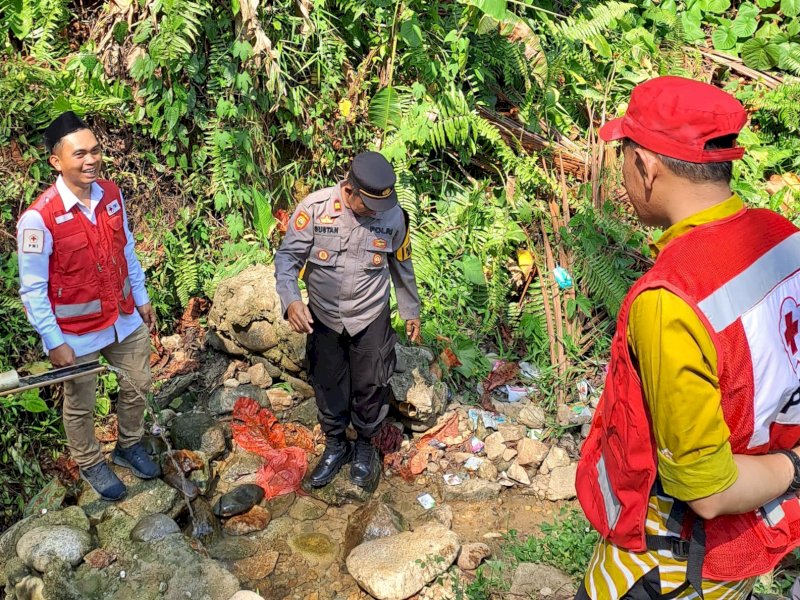 PMI Lutra melakukan assessment lokasi mata air di Sabbang.