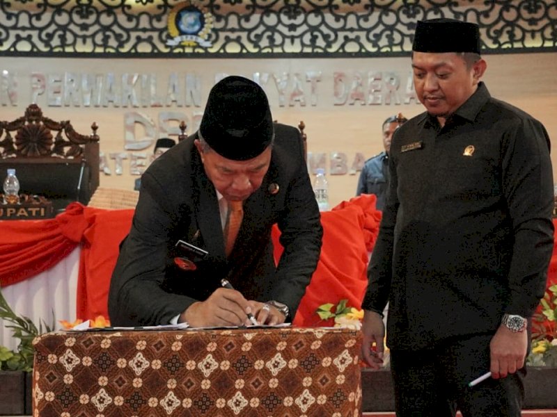 Bupati Bulukumba Andi Muchtar Ali Yusuf menyerahkan Rancangan Peraturan Daerah tentang Anggaran Pendapatan dan Belanja Daerah (APBD) Tahun Anggaran 2024.