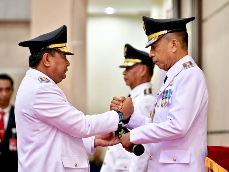 Penjabat (Pj) Gubernur Sulawesi Selatan (Sulsel), Bahtiar Baharuddin melantik Baba sebagai Pj Bupati Enrekang dan Akbar Ali sebagai Pj Wali Kota Parepare.