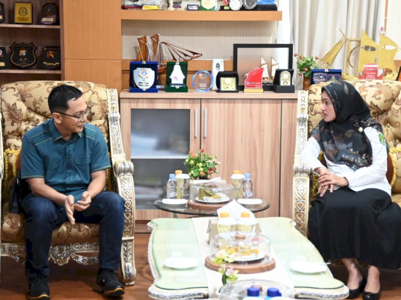 Bupati Luwu Utara Indah Putri Indriani menerima kunjungan  Dewan Pengawas BPJS Kesehatan Ibnu Naser Arrohimi di ruang kerjanya, Rabu (1/11/2023).