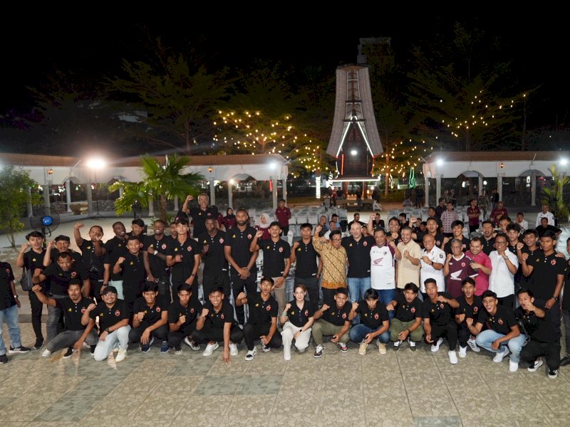 Penjabat Gubernur Sulsel Bahtiar Baharuddin menerima kunjungan Founder Bosowa Aksa Mahmud bersama pemain dan ofisial PSM.