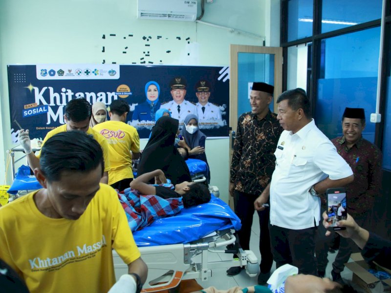 Pemerintah Kabupaten (Pemkab) Bulukumba menggelar khitanan massal gratis yang dipusatkan di Rumah Sakit Umum Daerah (RSUD) H. Andi Sulthan Daeng Radja.