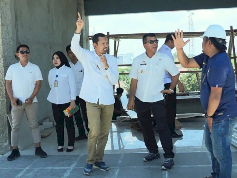 Bupati Bulukumba Andi Muchtar Ali Yusuf meninjau pekerjaan gedung perkantoran Satu Atap (Satap).