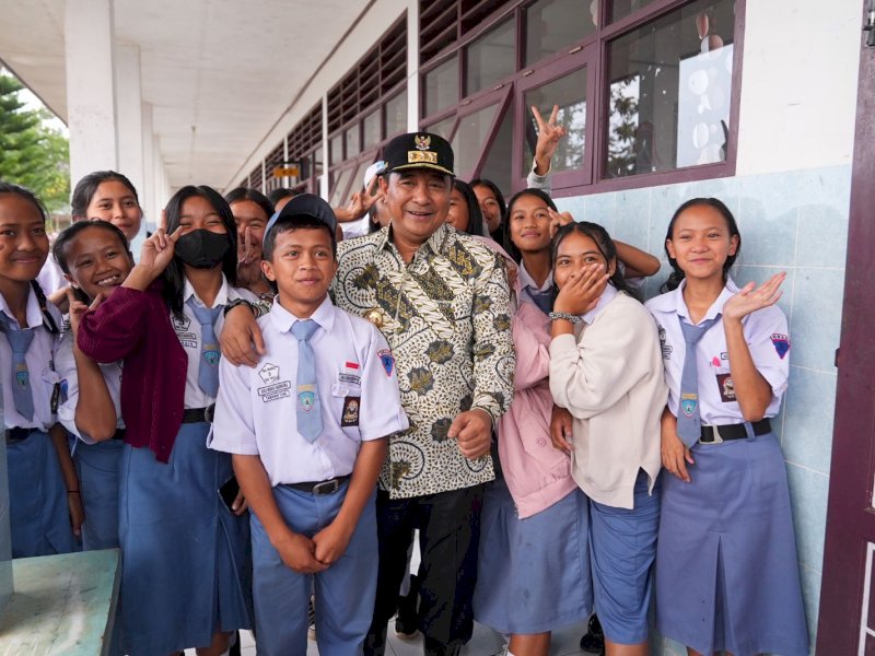 Penjabat Gubernur Sulsel, Bahtiar Baharuddin, bersama pelajar SMA Negeri Tana Toraja. 
