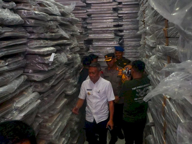 Pj Bupati Bone Andi Islamuddin bersama Forum Koordinasi Pimpinan Daerah (Forkopimda) meninjau gudang logistik Pemilu 2024.