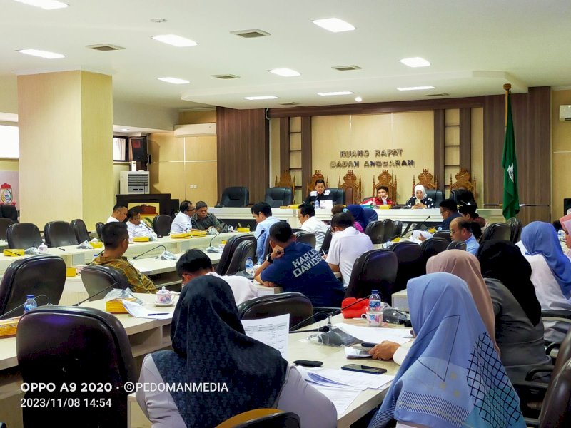 Anggota Badan Musyawarah (BAMUS) DPRD Kota Makassar, menggelar rapat terkait pembahasan APBD 2024.