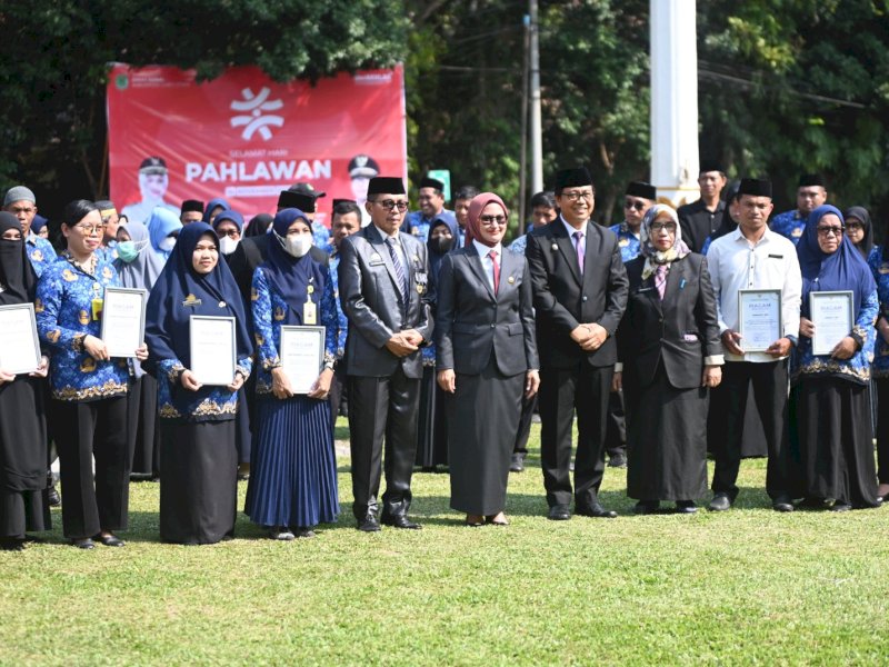 Bupati Luwu Utara Indah Putri Indriani (IDP) menyerahkan penghargaan kepada sejumlah tenaga kesehatan di Kabupaten Luwu Utara.