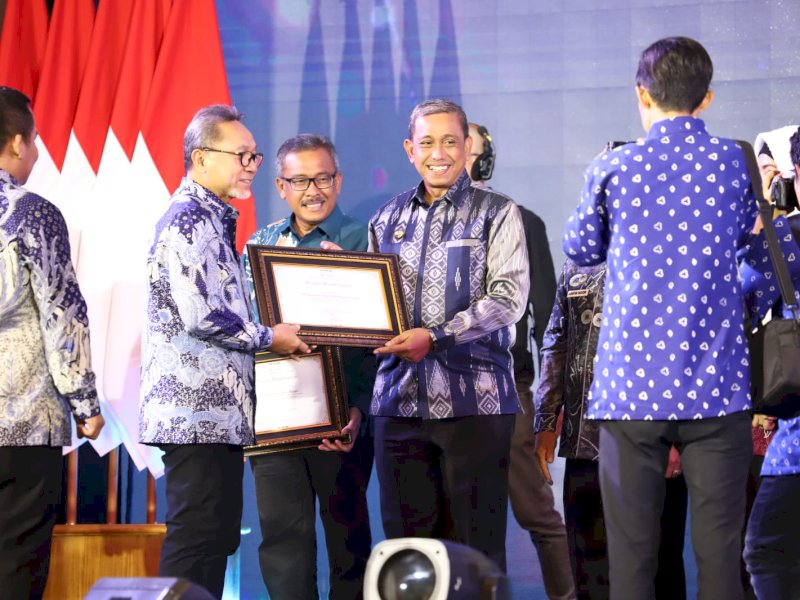 Bupati Wajo, Amran Mahmud mewakili Kabupaten/Kota dari Regional IV  menerima penghargaan dari Mendag Zulkifli Hasan.