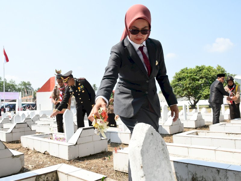 Bupati IDP ziarah di Taman Makam Pahlawan dalam rangka memperingati Hari Pahlawan, 10 November 2023.