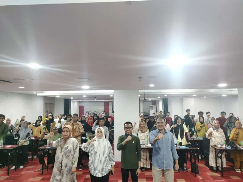 Anggota DPRD Kota Makassar Saharuddin Said menggelar sosialisasi Peraturan Daerah (Perda) Nomor 4 Tahun 2011, tentang Pengelolaan Sampah di Hotel Royal Bay, Kota Makassar. 