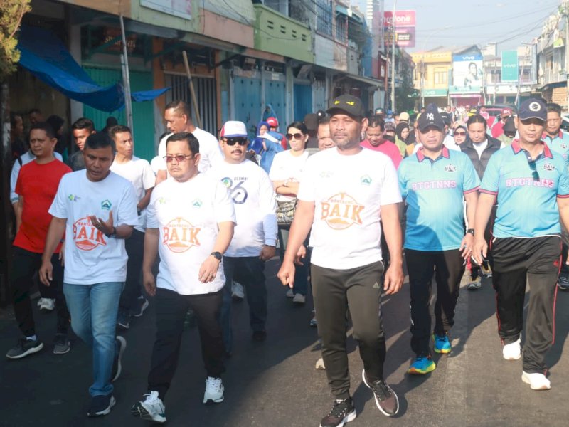 Jalan santai dalam rangka semarak Hari Kesehatan Nasional (HKN) ke-59 di Tribun Pantai Seruni Bantaeng. 