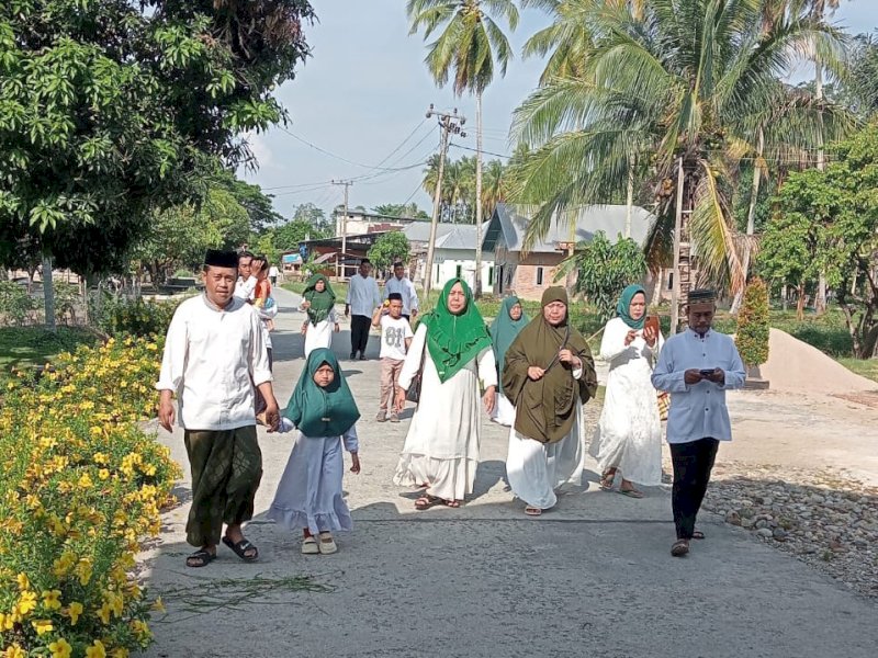Warga berziarah ke Makam Datuk Patimang di Putra. 