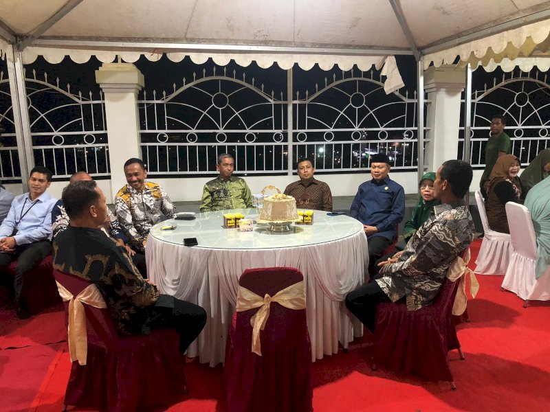 Bupati Wajo Amran Mahmud menyambut Kepala Kejaksaan Negeri (Kajari) Wajo Andi Usama Harun di Rujab Bupati, Pesanggrahan, Senin (13/11/2023).