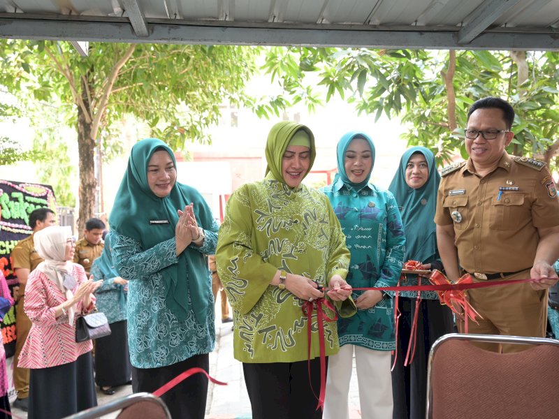 Ketua TP PKK Kota Makassar Indira Yusuf Ismail meresmikan Toko PKK di Kecamatan Rappocini, Selasa (14/11/2023).