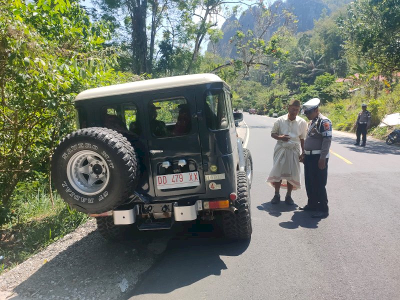 Polres Tana Toraja bersama Dinas Perhubungan (Dishub) menggelar razia di Jalan Merdeka Kilometer 04 Kecamatan Makale, Tana Toraja, Selasa (14/11/2023).