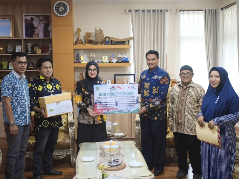 Kabag Kesra Setda Lutra, Abdul Rauf Gani, menyerahkan donasi kepada Bupati Indah Putri Indriani untuk dikirim ke Palestina. 