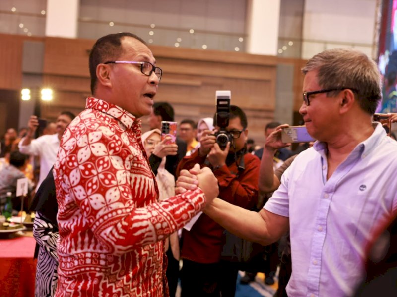 Wali Kota Makassar Moh Ramdhan Pomanto salam komando dengan Rocky Gerung. 