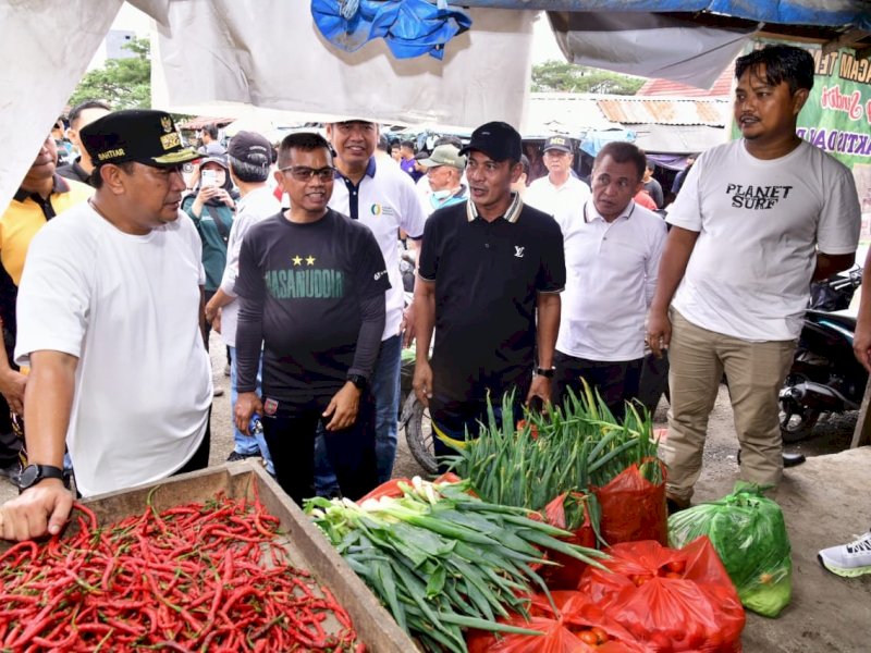 Penjabat Gubernur Sulsel Bahtiar Baharuddin, meninjau lokasi pasar murah yang digelar Dinas Perindustrian dan Perdagangan (Disperindag) Sulsel di Kawasan Stadion La Patau, kota Watampone. 