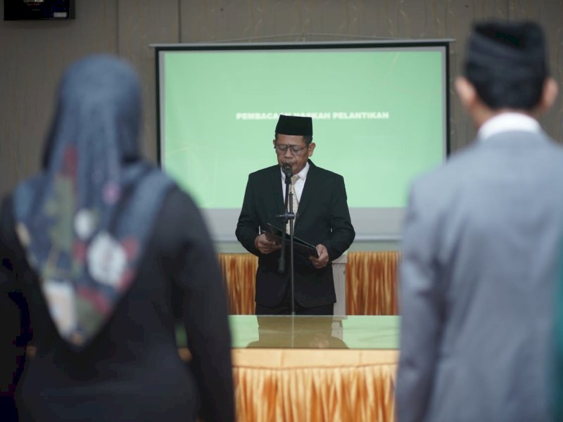 Rektor IAIN Bone Prof Syahabuddin melantik dan mengambil sumpah jabatan Pejabat Pelaksana Akademik IAIN Bone. 