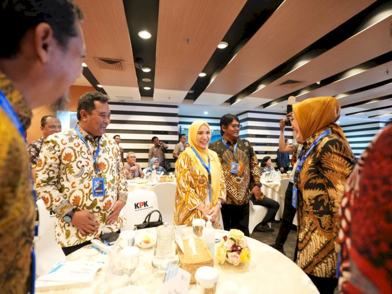 Penjabat Gubernur Sulsel, Bahtiar Baharuddin dan Penjabat Ketua Tim Penggerak PKK Provinsi Sulsel, Sofha Marwah mengikuti pembekalan antikorupsi