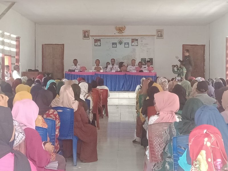 Pj Bupati Bahri saat menggelar pertemuan dengan ratusan kader posyandu. 