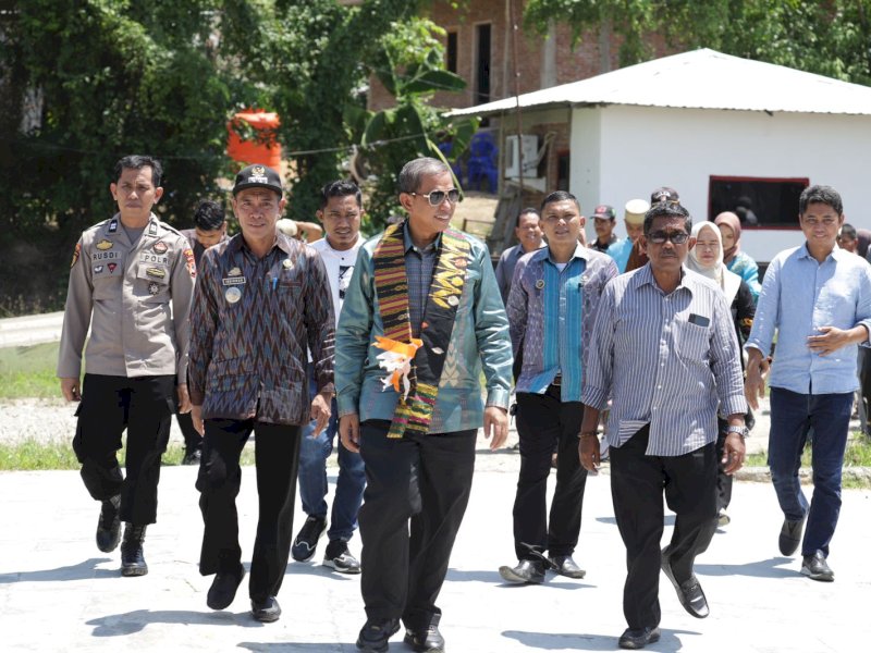 Bupati Wajo Amran Mahmud meresmikan pengaspalan ruas Callaccu-Tingaraposi di Desa Abbanuangnge, Kecamatan Maniangpajo, Kamis (23/11/2023).