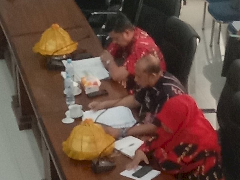 Kepala Dinas Tanaman Pangan Dan Holtikultura Kabupaten Gowa Fajaruddin saat rapat dengan DPRD Gowa. 